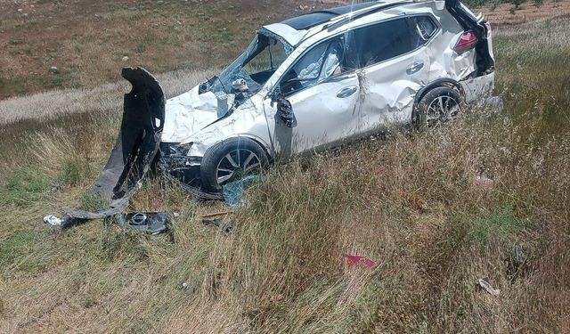 Batman'da otomobil şarampole yuvarlandı: 2 yaralı