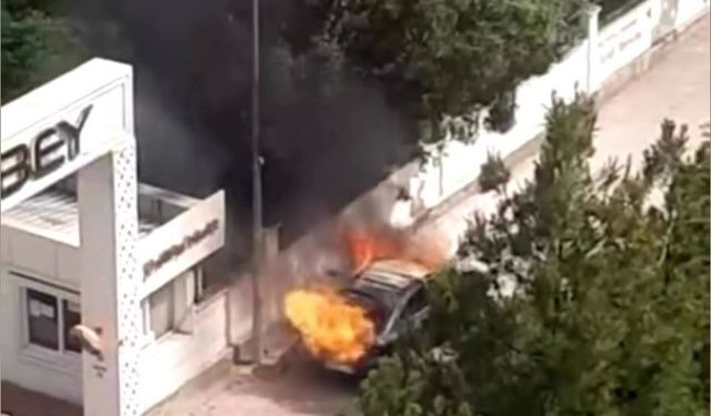 Diyarbakır'da Seyir Halindeki Otomobil Yandı