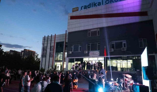 (Düzeltme) Diyarbakır'da 8'inci sınıf öğrencileri kep attı