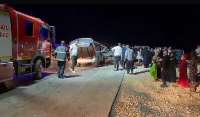 Gaziantep'te 2 araç kafa kafaya çarpıştı: 1 ölü, 12 yaralı