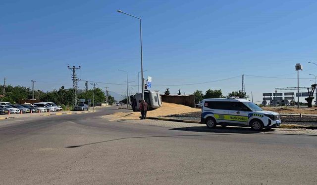 Gaziantep'te arpa yüklü tır kavşakta yan yattı: 1 yaralı