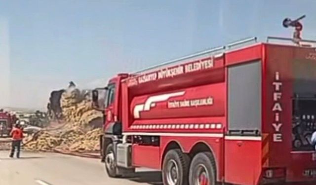 Gaziantep'te Seyir Halindeki Saman Yüklü Tırda Yangın
