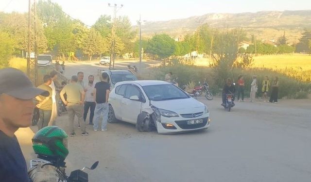 Gölbaşı'nda Otomobil Direğe Çarptı: 5 Yaralı