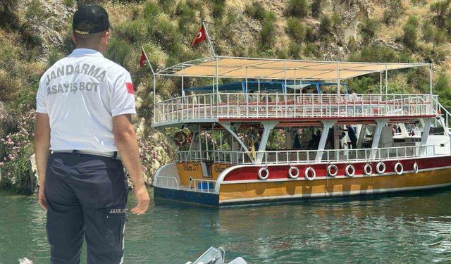 Halfeti'de Sürüklenen Teknede Panik 50 Turist Tahliye Edildi