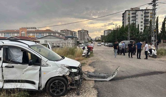 Adıyaman’da İki hafif ticari araç çarpıştı 2 yaralı var