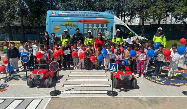 Jandarmadan Minik Öğrencilere Trafik Eğitimi