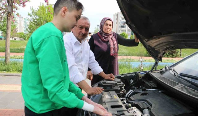 Kelebek hastası çocukları için aldıkları araç çileyi beraberinde getirdi