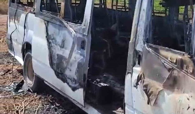Şanlıurfa'da Park Halindeki Minibüs Yandı