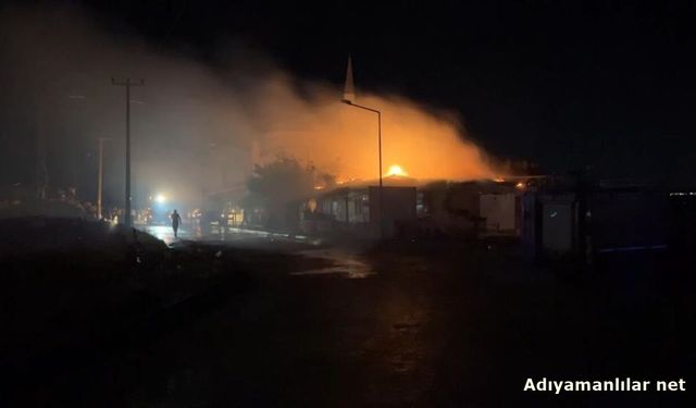 Besni'de Çıkan Yangında 3 İş Yeri Zarar Gördü