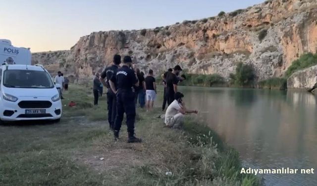 Göksu Çayı'na Giren 4 Gençten Biri Kayboldu
