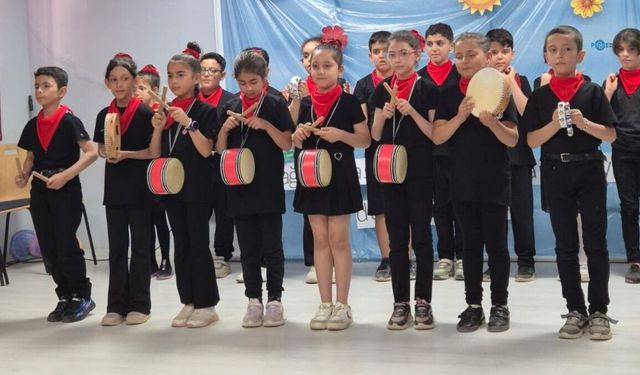 Cumhuriyet İlkokulu Öğrencileri Sanat Gecesinde Ayakta Alkışlandı