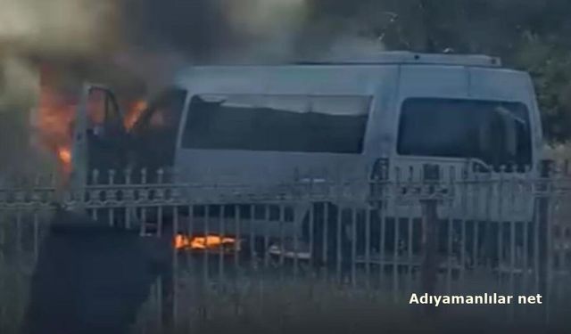 Diyarbakır'da Seyir Halindeki Minibüs Alevlere Teslim Oldu