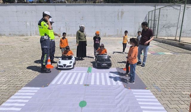 Gölbaşı'nda öğrencilere trafik eğitimi ve polislik mesleği tanıtıldı