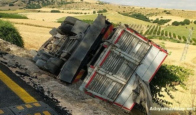 Kahta'da Arpa Yüklü Kamyon Şarampole Devrildi