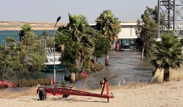 Kahta'da Gölet Taştı, İşyerleri Sular Altında Kaldı