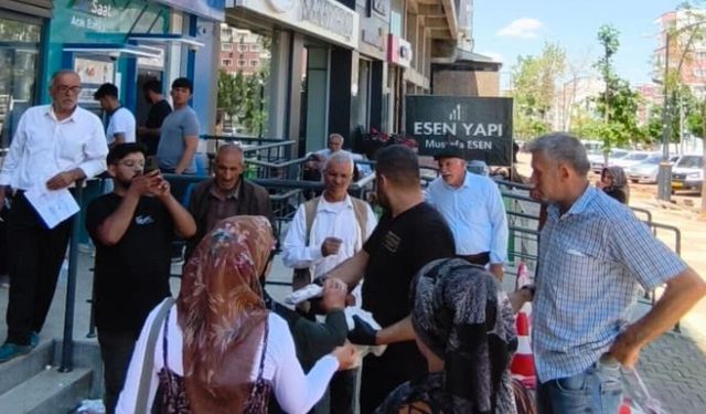 Kahta'da Banka sıra bekleyen vatandaşlara anlamlı ikram