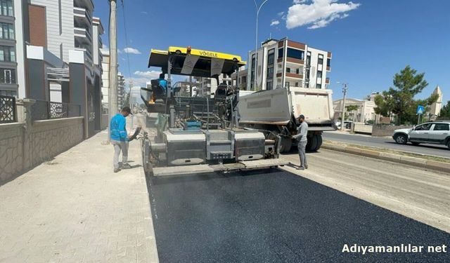 Adıyaman'da 40 Derece Sıcakta 170 Derecelik Asfalt Mesaisi