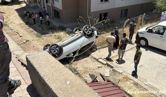 Adıyaman'da Otomobil TOKİ Sitesinin Bahçesine Düştü