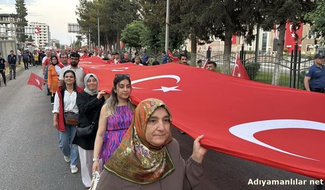 Adıyaman'da 100 Metrelik Bayrakla Yürüyüş