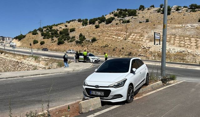 Kontrolden çıkan otomobil refüje çıktı