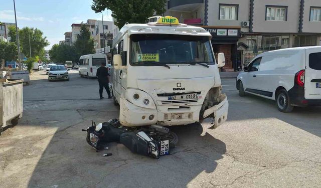 Motosiklet ile şehir içi minibüs çarpıştı: 1 yaralı