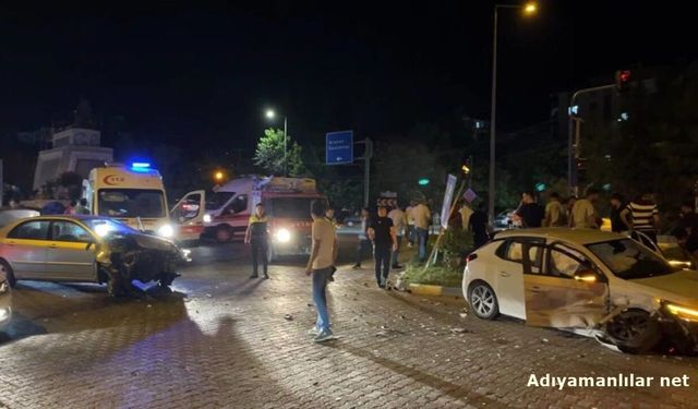 Besni'de İki Otomobil Çarpıştı 3 Kişi Yaralandı