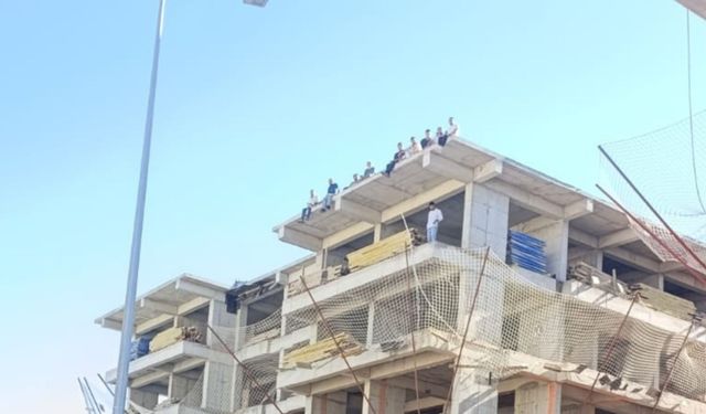 Besni'de Ücretlerini Alamayan İşçiler Çatıya Çıktı