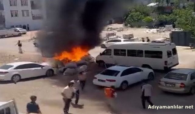 Kahta'da Çıkan Yangında Araçlar Zarar Gördü