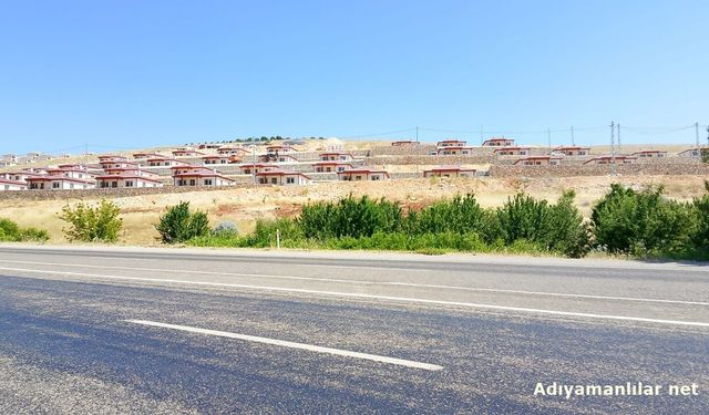 Şambayat'ta Depremzedeler Bir Yıldır Evlerine Giremiyor