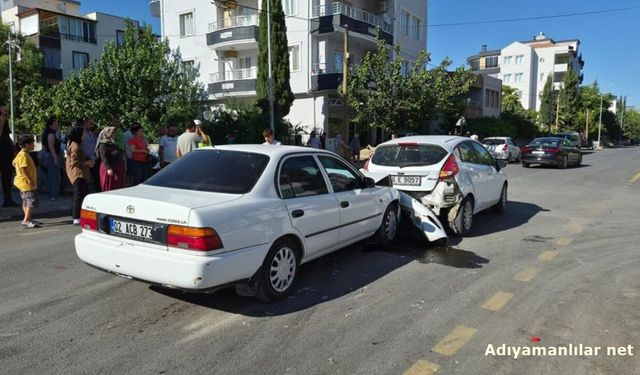 Yeni Mahalle'de İki Otomobil Çarpıştı 1 Yaralı