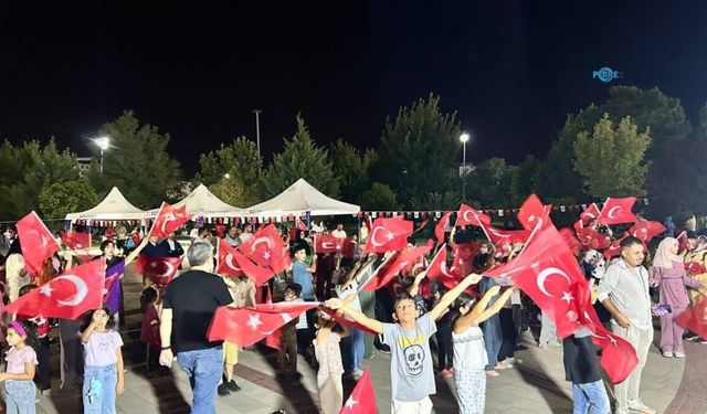 Adıyaman'da 30 Ağustos coşkusu: Eğri Çayı Parkı Türk bayraklarıyla renklendi