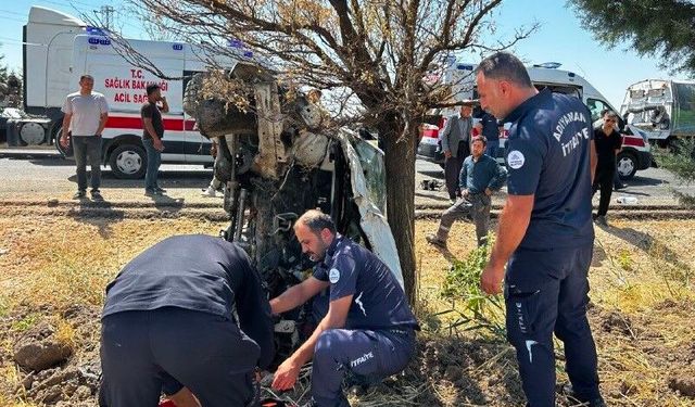 Düğün törenine giden aile kaza yaptı: 6 yaralı