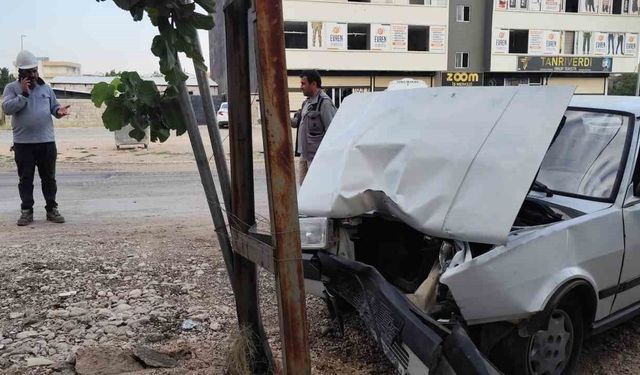 Kahta'da kontrolden çıkan otomobil direğe çarptı: 2 yaralı