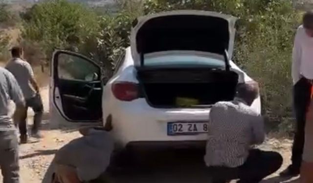 Şarampole giren otomobil halatla kurtarıldı