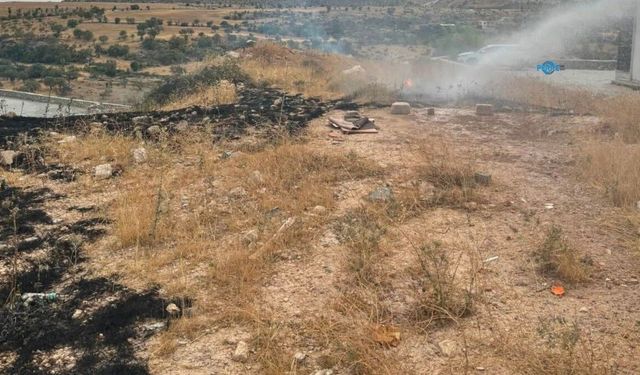 Besni'de anız yangını binalara sıçramadan söndürüldü
