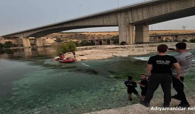 Fırat Nehri'nde Mahsur Kalan 10 Kişi Kurtarıldı