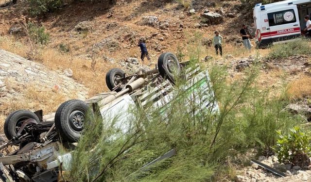Kamyonet şarampole yuvarlandı, sürücü hayatını kaybetti