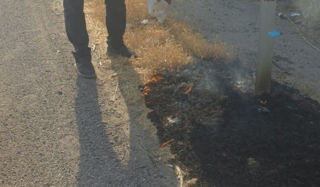 Yola sürten inşaat demirleri anızı tutuşturdu: Duyarlı sürücü söndürdü