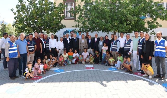 Adıyaman'da okul bahçeleri mini futbol sahalarıyla buluşuyor