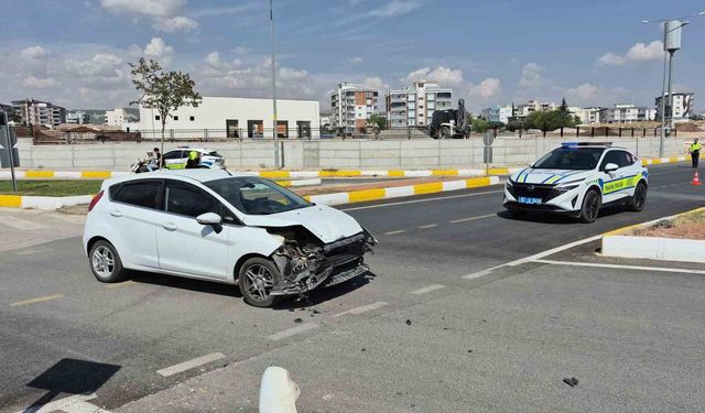 Adıyaman'da iki otomobil çarpıştı: 3 yaralı