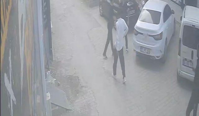 Darbedilen kadını kurtarmak isteyen gencin bıçaklı saldırıya uğradığı anlar kameraya yansıdı