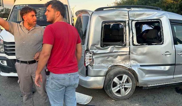 Adıyaman'da hafif ticari araç ile kamyon çarpıştı: 3 yaralı