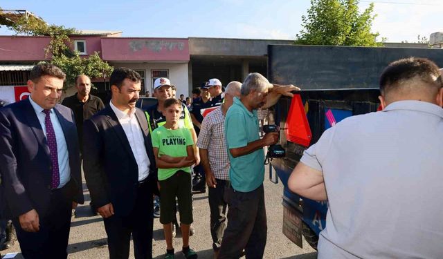 Kahta'da trafik güvenliği için çiftçilere reflektör dağıtıldı