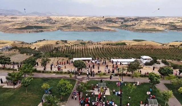 Uçurtmalar Kahta'da Gazze'deki çocuklar için uçtu