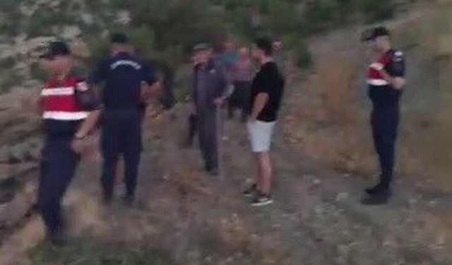 Kovalarla su taşıyan köylüler yangını söndürdü