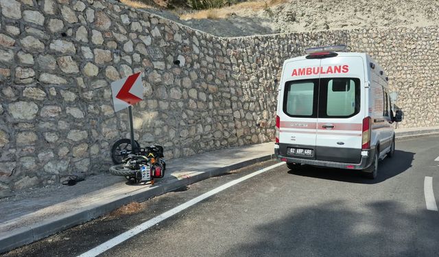 Motosiklet önce yön levhasına, sonra duvara çarptı: 1 ağır yaralı