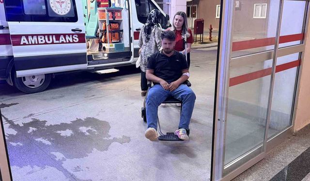 Önündeki araca çarpmamak için refüje çıktı: 2 yaralı