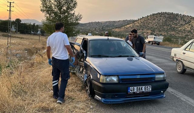 Otomobil ile minibüs çarpıştı: 2 yaralı