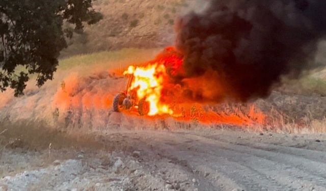 Adıyaman'da tarla süren traktör alev alev yandı