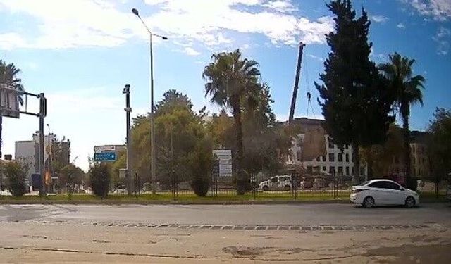 Vinçten düşen beton blok korkuttu